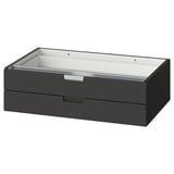 Une commode NORDLI grise avec deux tiroirs. Le design est moderne et minimaliste, fabriqué à partir de panneaux de particules et de panneaux de fibres, idéal pour le stockage.