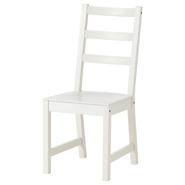 Une chaise de cuisine en bois blanc avec un design à dossier en échelle et un siège sculpté. Parfait pour une utilisation en salle à manger.