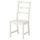 Une chaise de cuisine en bois blanc avec un design à dossier en échelle et un siège sculpté. Parfait pour une utilisation en salle à manger.
