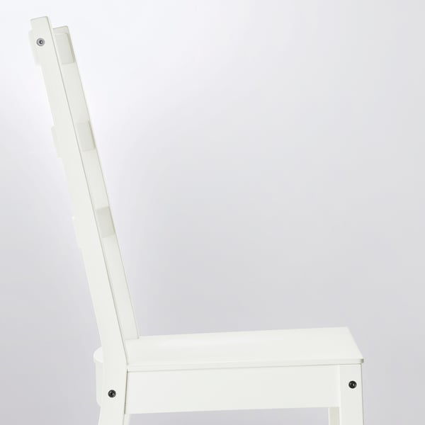 Une chaise en bois blanc immaculé avec un dossier haut et une assise incurvée, suggérant durabilité et confort.