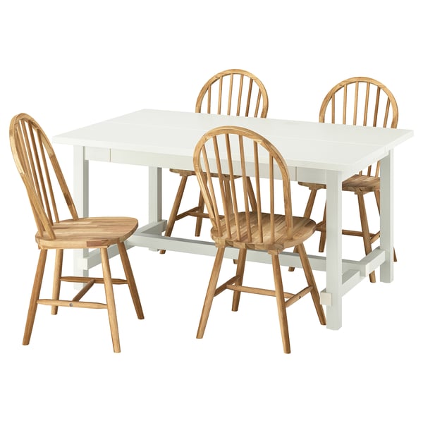 Table de salle à manger extensible blanche avec quatre chaises en bois brun clair, avec des designs simples et classiques.