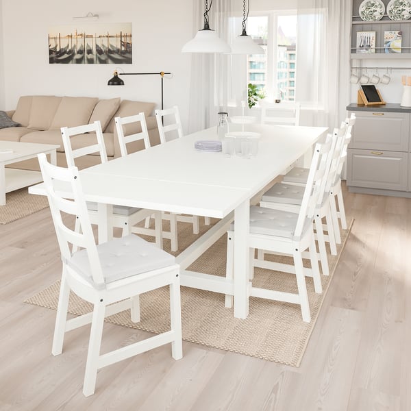 Table à manger Nordvik avec 6 chaises dans une pièce lumineuse et confortable.