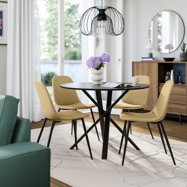 Ensemble à manger moderne NORRMJÖLE. Chaises noires en métal beige. Table ronde compacte pour les petits espaces. Pieds élégants et inclinés.