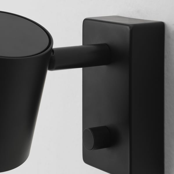Applique murale orientable noire avec un abat-jour arrondi et une finition métallique. Design moderne, robuste et élégant.