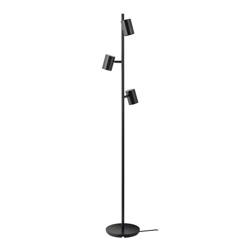 Un lampadaire appelé NYMÅNE. Il est noir avec trois têtes de lampe cylindriques réglables. Moderne et épuré, il allie style et fonctionnalité.