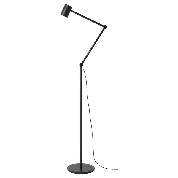 Lampadaire NYMÅNE noir avec bras réglable, design moderne et minimaliste, repose sur une base circulaire.