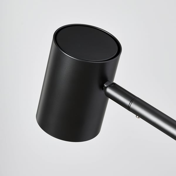 Lampe noire moderne avec bras réglable et design élégant. Matériaux et finition de haute qualité.