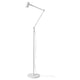 Un lampadaire NYMÅNE blanc avec des bras orientables pour un éclairage dirigé.