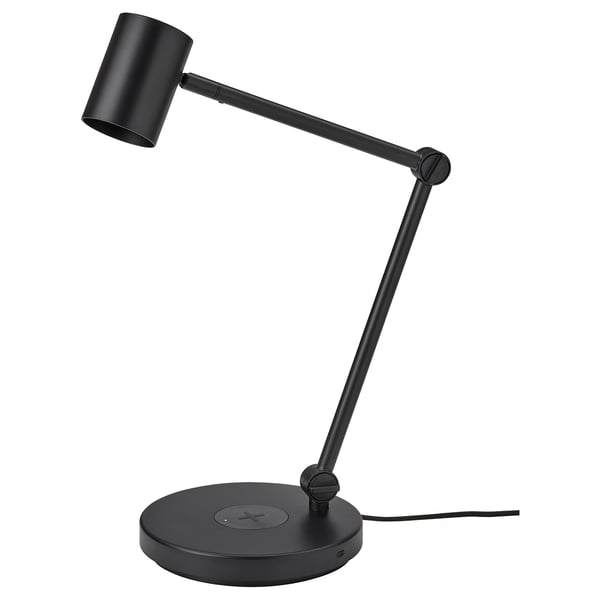 Lampe de bureau NYMÅNE noire avec bras métallique réglable, chargeur sans fil et port usb.