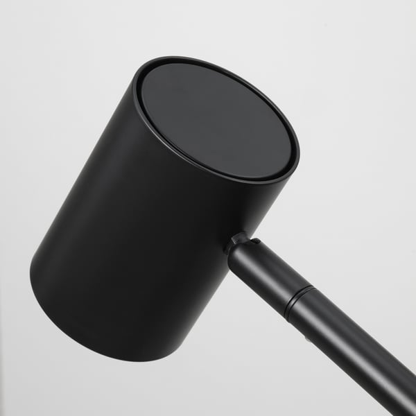 Lampe noire moderne avec bras réglable et abat-jour rond, présentant un design élégant et des matériaux de haute qualité.