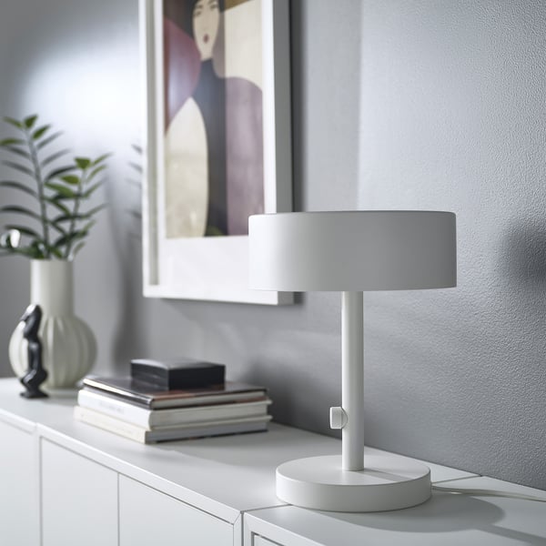 Lampe NYMÅNE sur étagère avec livres, plante, décor.