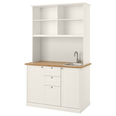 La kitchenette ÖNNERUP dispose d’armoires blanches, d’un comptoir en bois, d’un évier à cuve unique et d’étagères ouvertes. Idéal pour les espaces compacts.