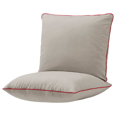 Parure de coussins ÖNNESTAD, beige avec passepoil rouge, forme carrée douce.