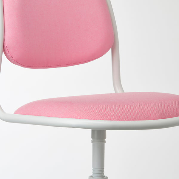Une chaise d’enfant rose et blanche avec hauteur réglable et mécanisme de pivotement.