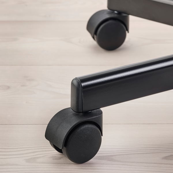 Gros plan d’une roulette de chaises pivotantes, montrant des matériaux de qualité et un design.