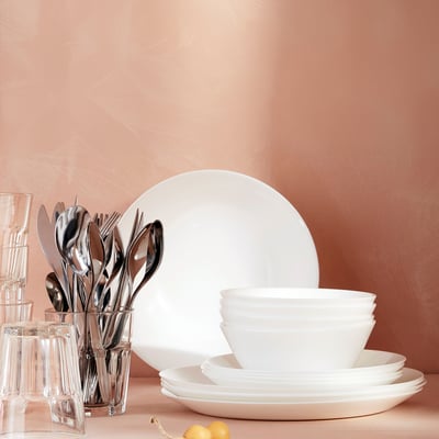 Set de vaisselle blanc OFTAST : assiettes, bols et verres empilables en verre trempé durable.