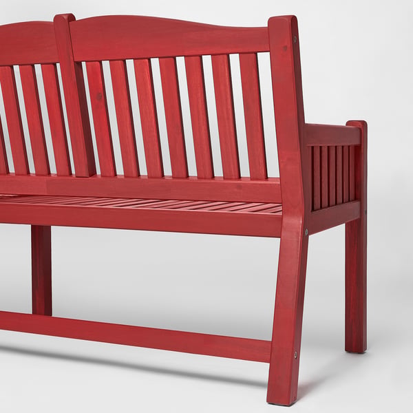 Banc de jardin en bois rouge, design à lattes, construction robuste, artisanat visible.