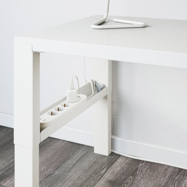 Bureau blanc avec station de charge intégrée et tiroir, efficace pour charger les appareils.