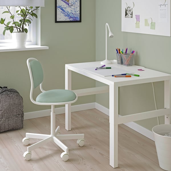 Bureau et chaise pour enfants blancs par PÅHL/ÖRFJÄLL. Design minimaliste, mur végétal, plante, lampe, crayons.