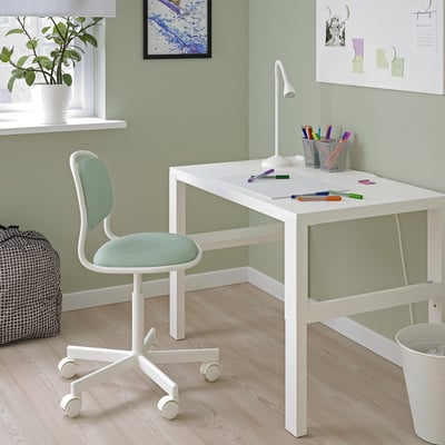 Bureau et chaise pour enfants blancs par PÅHL/ÖRFJÄLL. Design minimaliste, mur végétal, plante, lampe, crayons.