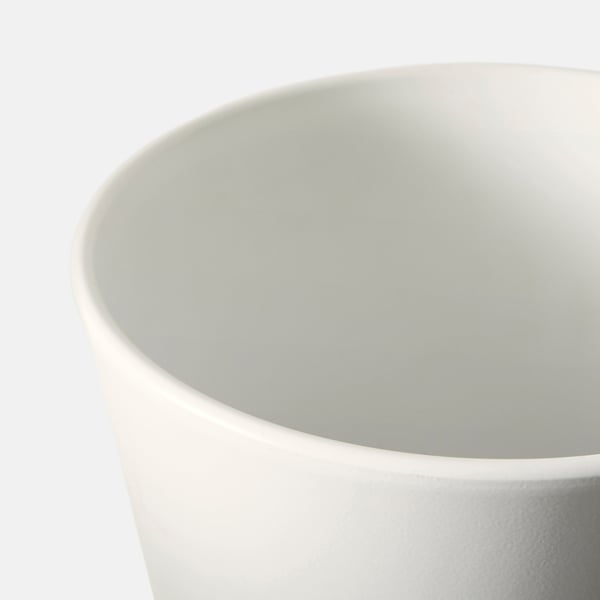 Gros plan sur les pots blancs