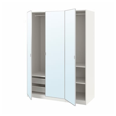 Armoire PAX blanche avec portes en miroir, étagères et tiroirs d’exposition ouverts.