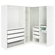 Un système d’armoire PAX d’angle blanc avec des tiroirs, des étagères et des compartiments de rangement.