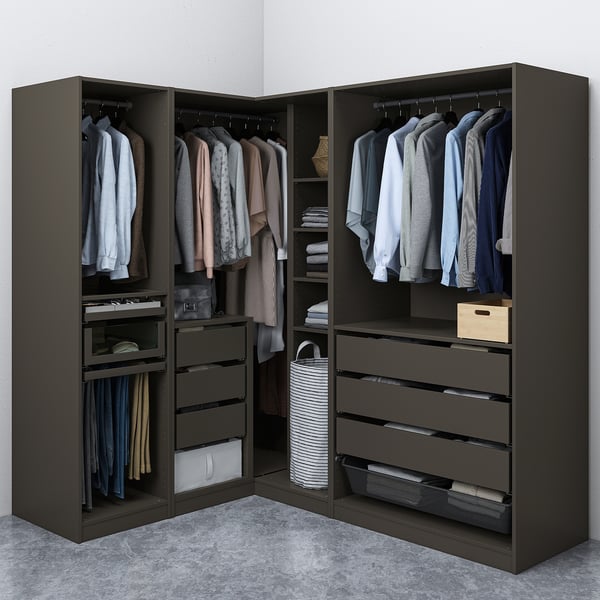 Placard organisé avec des vêtements suspendus, des étagères et des tiroirs ; Conception de coin optimisée pour l’espace.