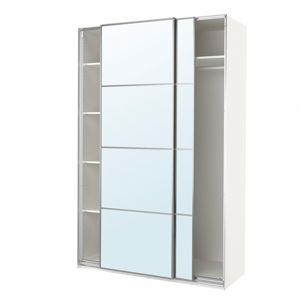 Une armoire ikea PAX blanche avec des portes coulissantes en miroir et des étagères intérieures.