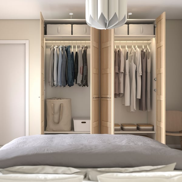 Placard avec cintres, boîtes de rangement et étagères. Portes à fermeture douce avec amortisseurs intégrés.