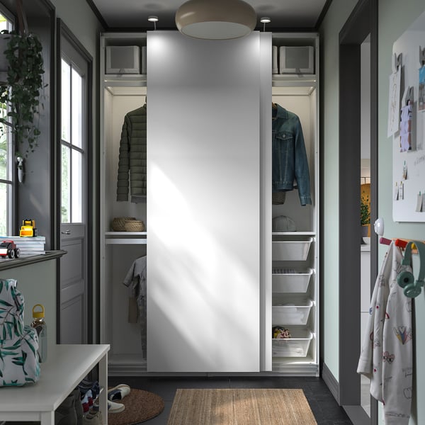 Armoire PAX grise moderne, ouverte montrant les vêtements ; Étagères, tiroirs et penderie blancs.