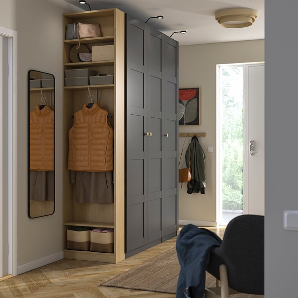 Entrée moderne avec armoire PAX , cintres, étagères, bois clair, se fondant avec la porte.