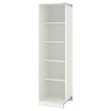 Un cadre d’armoire ikea PAX blanc de forme étroite et haute avec trois étagères ouvertes.