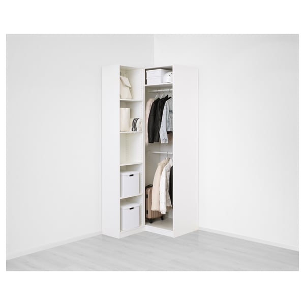 Armoire PAX blanche dans le coin, offrant des étagères et un espace de penderie.