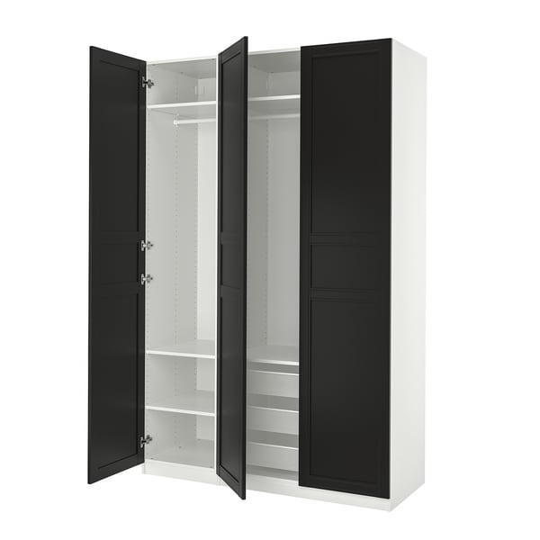 Une armoire ikea PAX ouverte noire et blanche avec des étagères et une penderie. Il est moderne, rectangulaire et dispose à la fois de tiroirs et d’un espace de penderie.