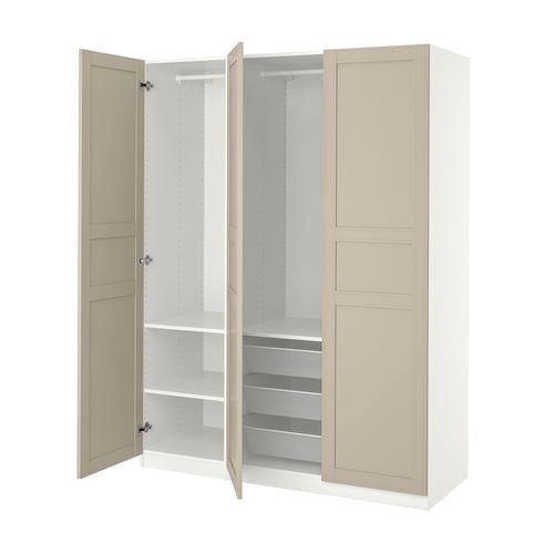 Armoire ikea PAX blanche avec portes beiges, ouverte montrant des étagères en fil métallique et des paniers en filet.