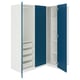 Armoire PAX bleu-blanc avec paniers en filet, étagères réglables.
