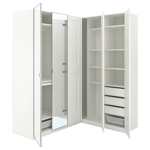 Une armoire d’angle PAX blanche avec des portes en miroir et pleines, offrant un grand espace de rangement avec des étagères et des tiroirs.