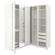 Une armoire d’angle PAX blanche avec des portes en miroir et pleines, offrant un grand espace de rangement avec des étagères et des tiroirs.