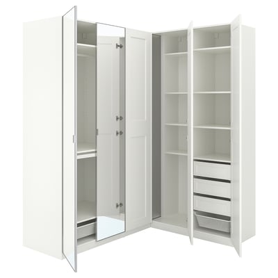 Une armoire d’angle PAX blanche avec des portes en miroir et pleines, offrant un grand espace de rangement avec des étagères et des tiroirs.