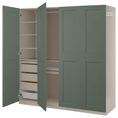 Une armoire PAX verte avec des portes ouvertes mettant en valeur les étagères, les tiroirs et l’espace de penderie.