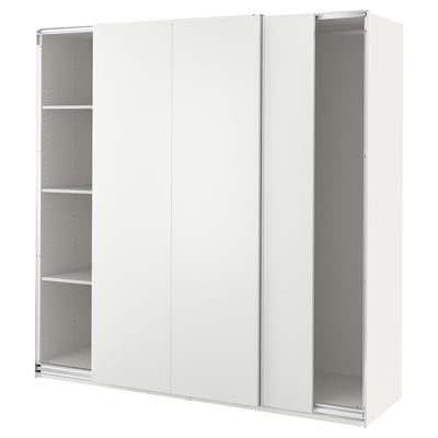 Une armoire PAX blanche avec portes coulissantes, avec des étagères à l’intérieur.