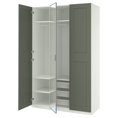 Armoire ikea PAX verte avec portes en miroir, ouverte pour montrer des étagères et des tiroirs.