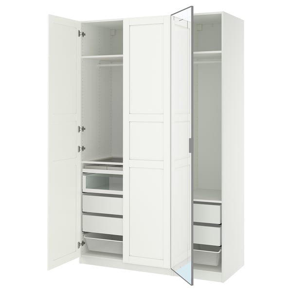 Une armoire PAX blanche avec des portes et des tiroirs en miroir, avec des organisateurs à l’intérieur.