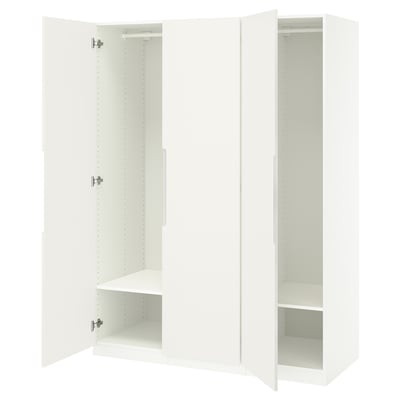 Une armoire blanche ikea PAX avec des portes ouvertes, révélant des étagères vides.