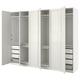 Cette image montre une armoire blanche ikea PAX. Il dispose de plusieurs compartiments, tiroirs et étagères pour le rangement, avec un design épuré et minimaliste.