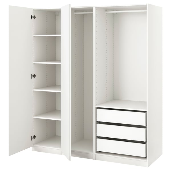 Un ensemble d’armoires IKEA PAX blanc avec des portes ouvertes révélant des étagères et des tiroirs.