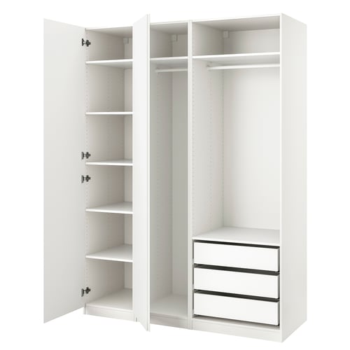Une armoire PAX blanche avec des portes ouvertes, des étagères, une penderie et des tiroirs.