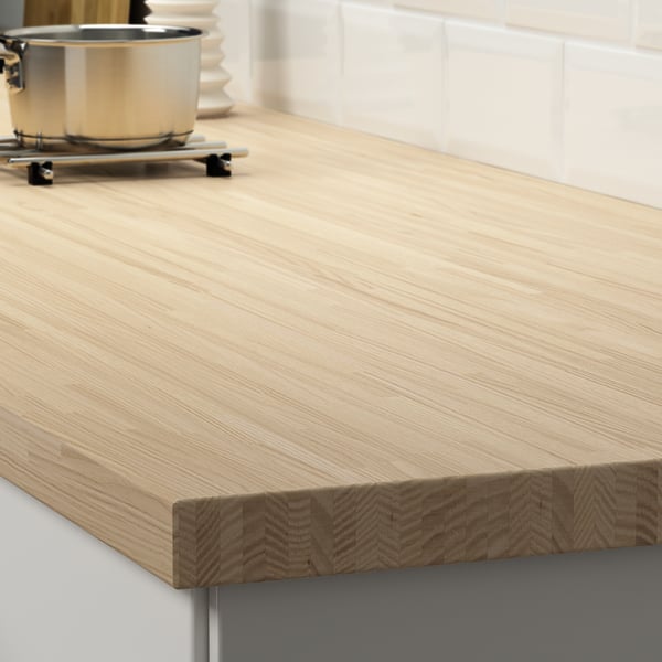 Comptoir de cuisine en bois avec finition de bord.