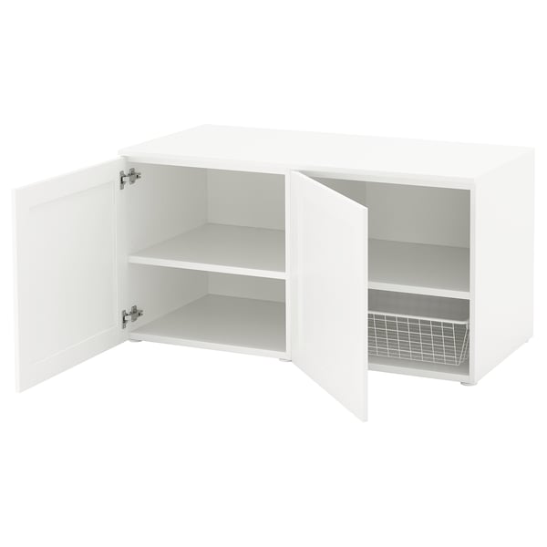 Un meuble PLATSA blanc avec portes ouvertes, étagères révélatrices et un panier en fil de fer à l’intérieur.